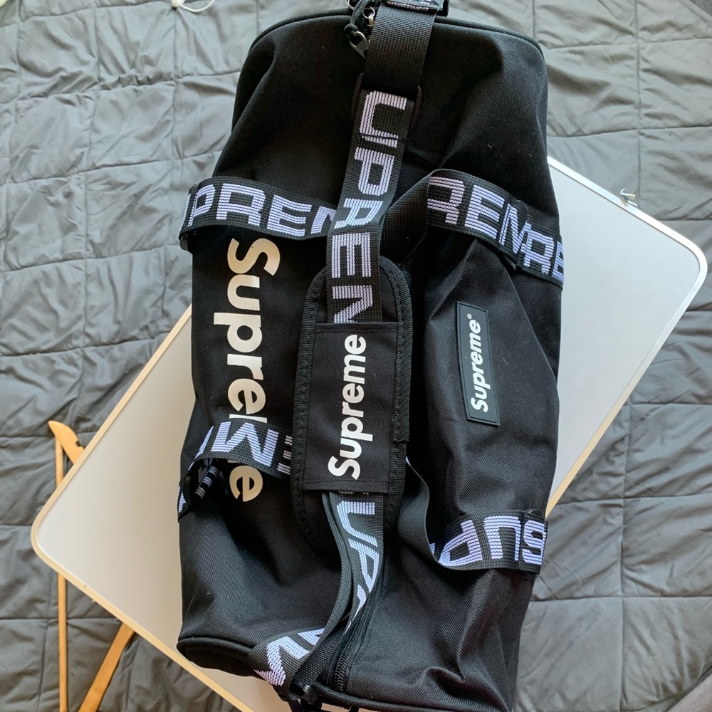 SUPREME DUFFEL BAG